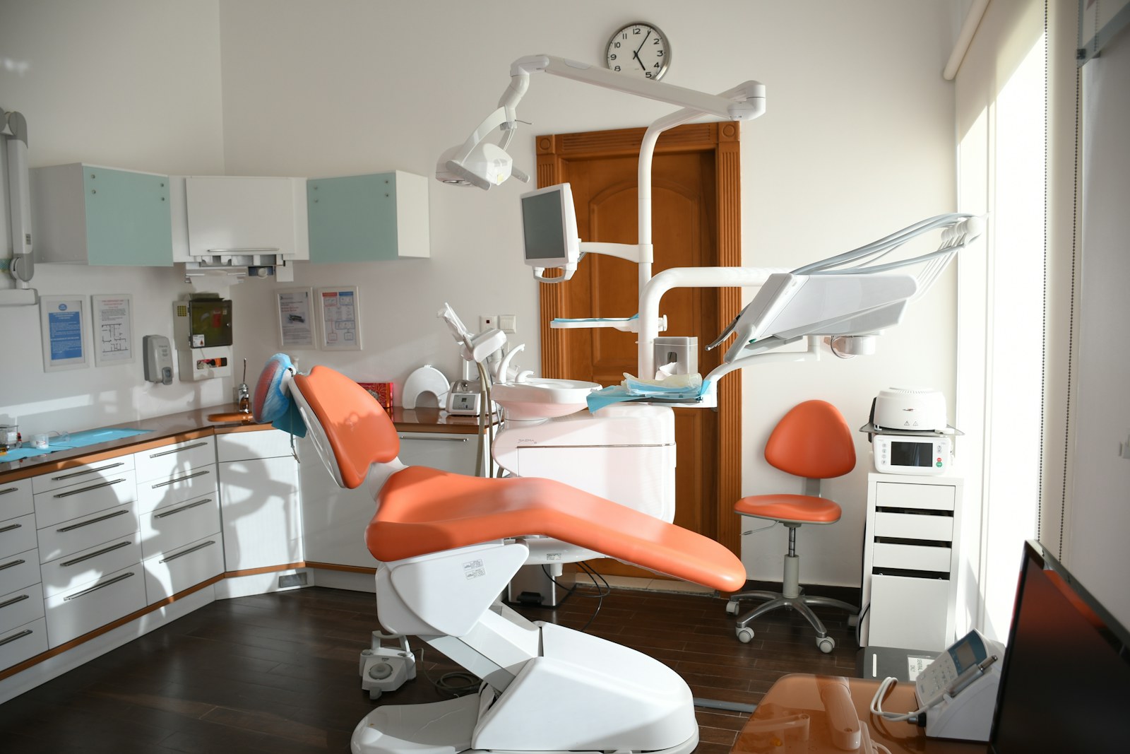 Dental treatment room with a dental unit and instrument console